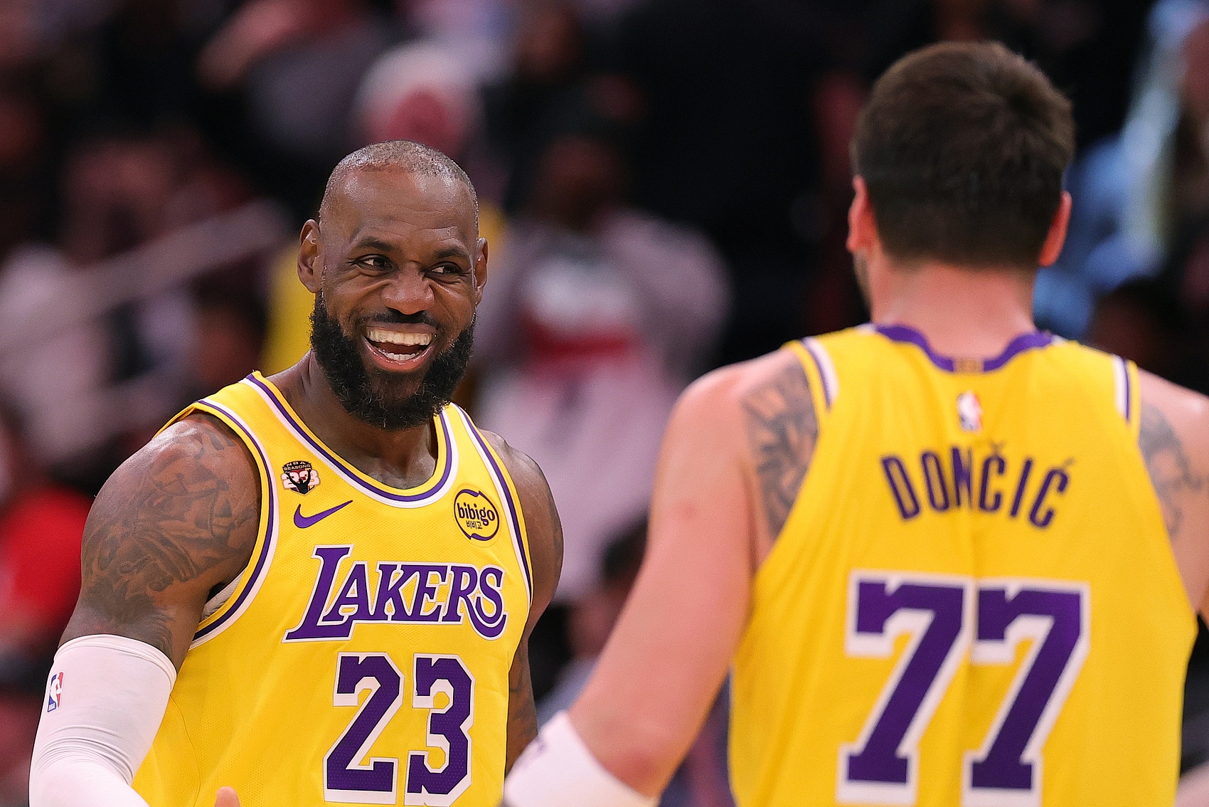 乐鱼-41岁14中13!球权使用率生涯新低&防守拉满 老詹复出后湖人真滴强